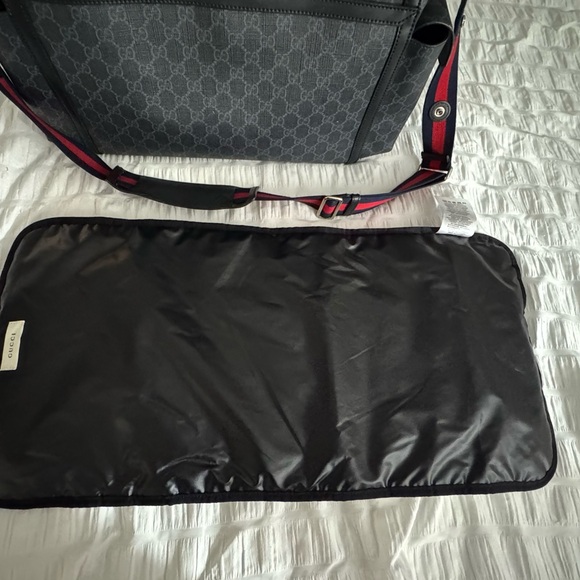 Gucci Kids GG Supreme Baby Messenger Changing Bag - Picture 9 of 11